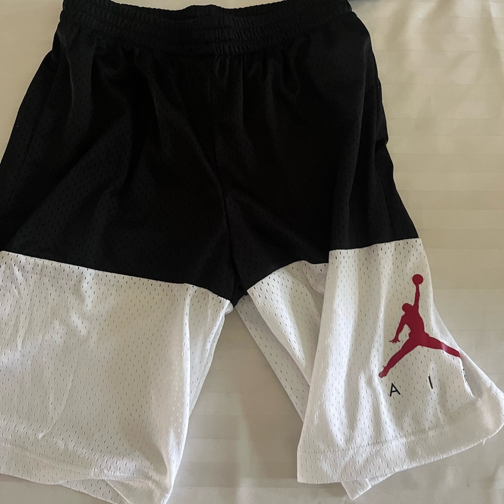 NWT Air Jordan Boys Large (Age 12-13) Basketball Mesh Shorts